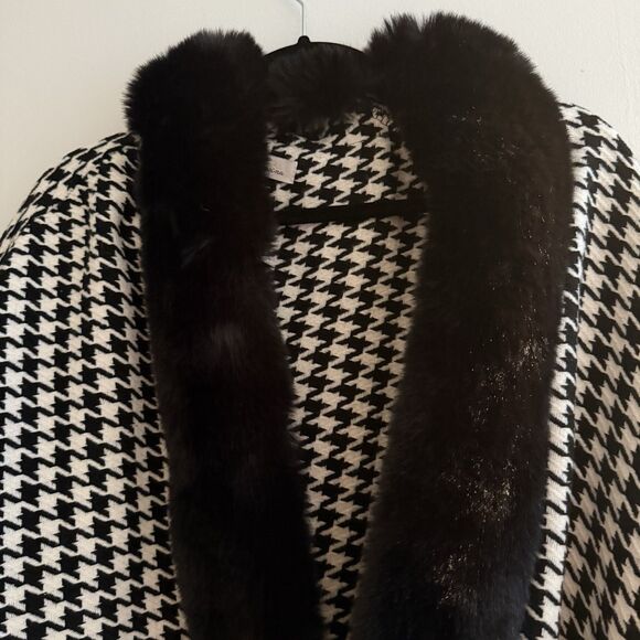 NWT LA FIORENTINA Houndstooth Plaid Faux Fur Trim Wrap Shawl One size - Picture 3 of 7